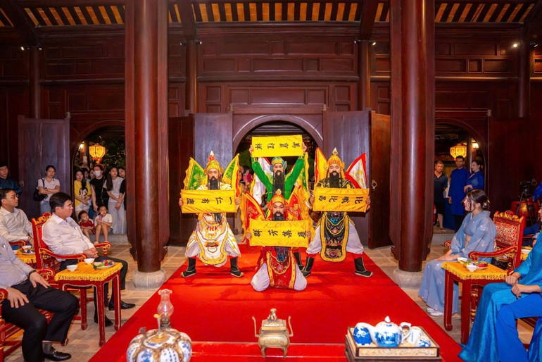 Tứ trụ thiên thần biểu diễn Trình tường tập khánh mừng thọ nhà vua.