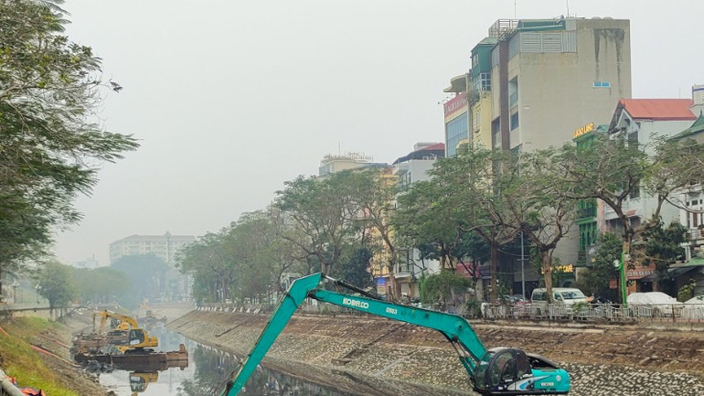 Công ty TNHH một thành viên Thoát nước Hà Nội nạo vét, hút bùn dưới lòng sông Tô Lịch. (Ảnh TUẤN SƠN)