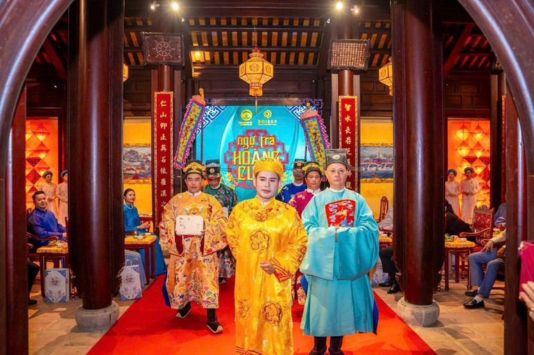 Nhà vua ban Ngự trà cho các quan đại thần.