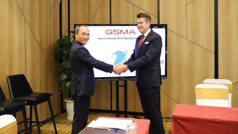 Ông Vũ Văn Triệu, Phó Tổng giám đốc VNPT-Media và Ông Julian Gorman, Giám đốc khu vực Châu Á, Thái Bình Dương của GSMA. Ông Vũ Văn Triệu, Phó Tổng giám đốc VNPT-Media và Ông Julian Gorman, Giám đốc khu vực Châu Á, Thái Bình Dương của GSMA.