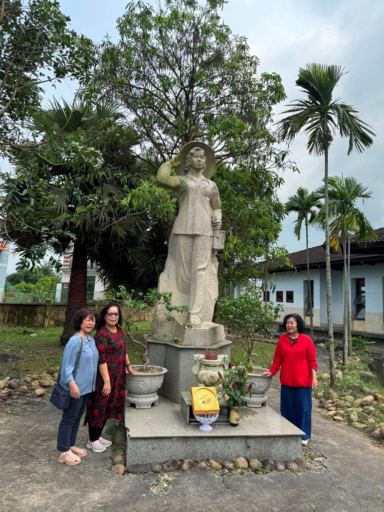 Ba người em gái bên bức tượng của liệt sĩ, bác sĩ Đặng Thùy Trâm.
