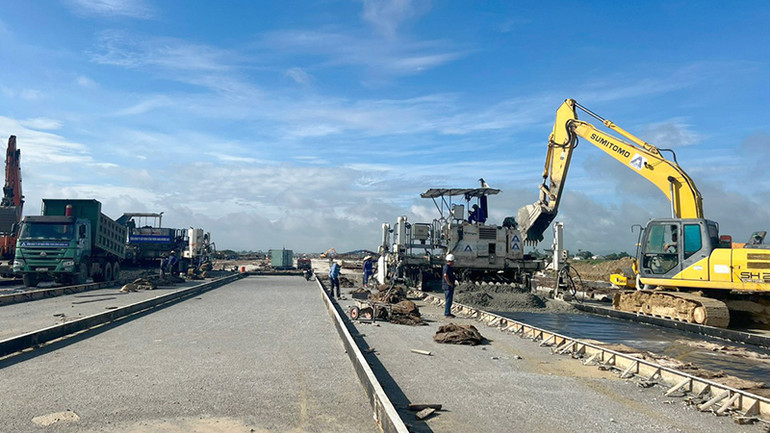 Các nhà thầu tập trung máy móc, phương tiện đẩy nhanh tiến độ thi công dự án nâng cấp, mở rộng sân bay Điện Biên.