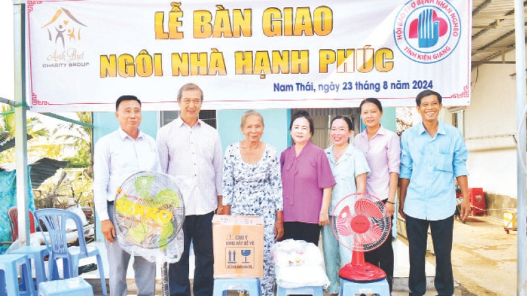 Hội Bảo trợ bệnh nhân nghèo tỉnh Kiên Giang bàn giao “Ngôi nhà hạnh phúc” tặng hộ dân khó khăn về nhà ở.