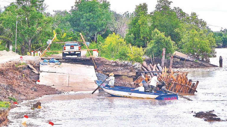 Sạt lở đất ven sông ở Cà Mau làm hư hỏng nhiều công trình do Nhà nước đầu tư, việc khắc phục hậu quả khá tốn kém. Sạt lở đất ven sông ở Cà Mau làm hư hỏng nhiều công trình do Nhà nước đầu tư, việc khắc phục hậu quả khá tốn kém.