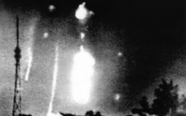 Máy bay B52 cháy rơi xuống hồ Hữu Tiệp, làng hoa Ngọc Hà, quận Ba Đình, Hà Nội. (Ảnh PHẠM VIỆT TÙNG)