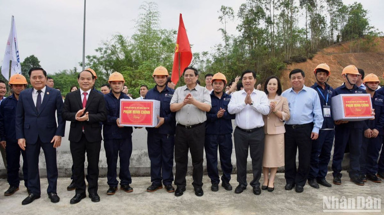 Thủ tướng Phạm Minh Chính tặng quà động viên các đơn vị thi công trên công trường.