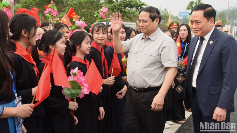 Thủ tướng Phạm Minh Chính với bà con nhân dân địa phương tại Lễ khởi công.