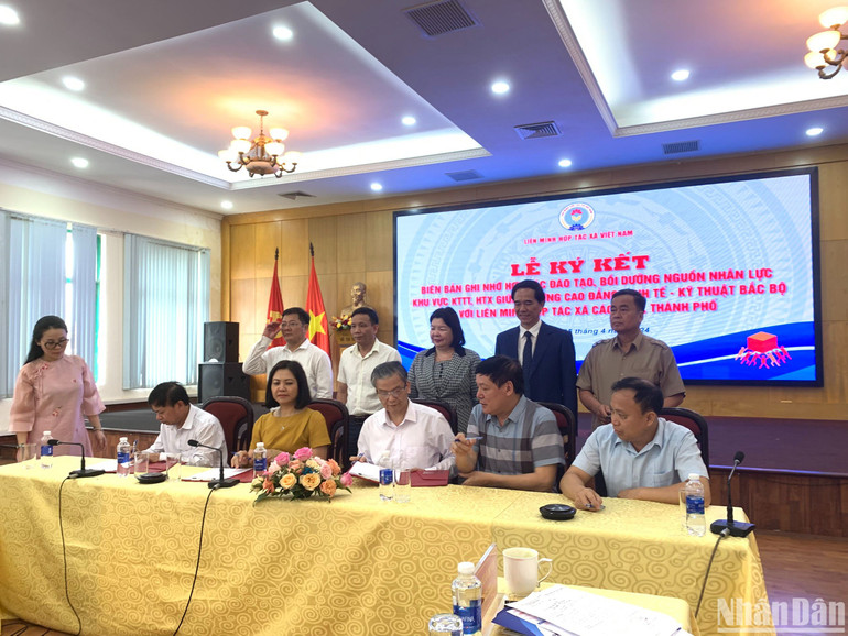 Lễ ký kết biên bản ghi nhớ hợp tác đào tạo, bồi dưỡng nguồn nhân lực khu vực KTTT-HTX giữa trường Cao đẳng Kinh tế-Kỹ thuật Bắc Bộ với Liên minh HTX các tỉnh/thành phố.