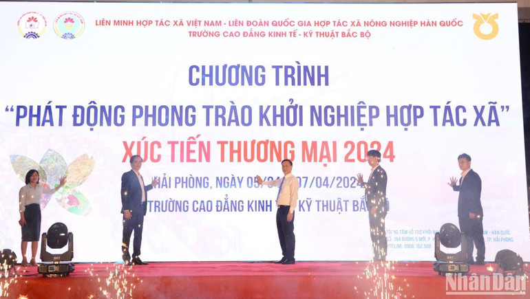 Ấn nút phát động phong trào khởi nghiệp hợp tác xã, Chương trình xúc tiến thương mại các hợp tác xã diễn ra tối 5/4, tại Hải Phòng.