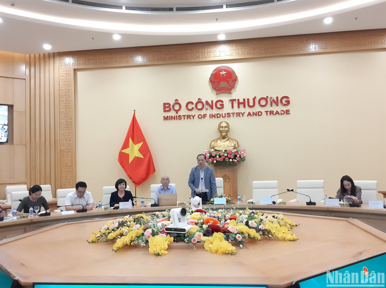 Lãnh đạo Cục Xuất nhập khẩu (Bộ Công thương) phát biểu tại cuộc họp.