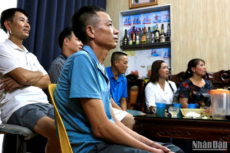 “Trước trận đấu, tôi cũng rất lo lắng cho con gái, nhưng khi được thấy con mình nhiệt huyết thi đấu trên sân, tôi lại thấy tự hào và yên tâm phần nào”, ông Hoàng Văn Sâm (bố của cầu thủ Hoàng Thị Loan) chia sẻ.