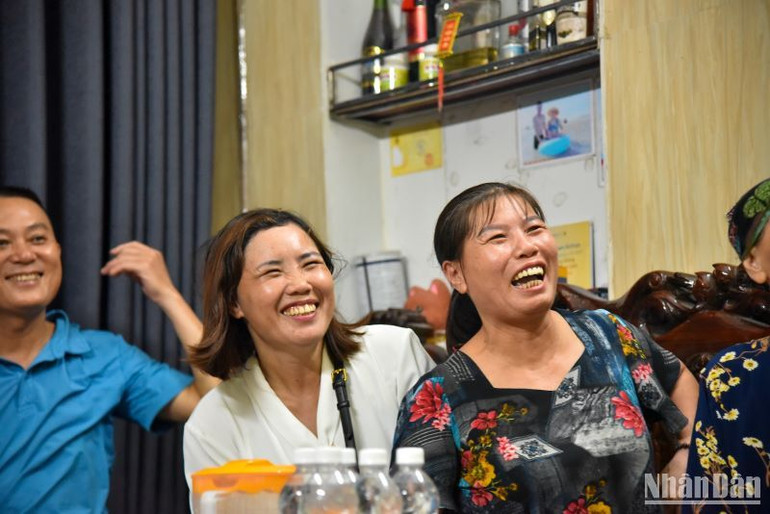 Những tình huống gay cấn khi cản phá và những lúc dâng lên cao của đội nhà khiến cho không khí căn phòng tràn ngập niềm vui và tiếng cười.