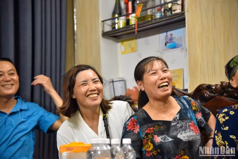 Những tình huống gay cấn khi cản phá và những lúc dâng lên cao của đội nhà khiến cho không khí căn phòng tràn ngập niềm vui và tiếng cười.