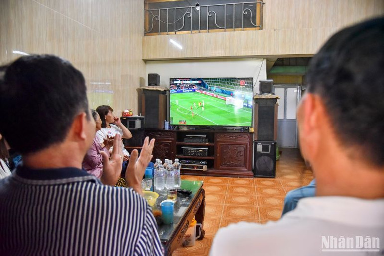 So với trận ra quân gặp đội tuyển nữ Mỹ, huấn luyện viên Mai Đức Chung có 2 sự thay đổi trong đội hình xuất phát ở trận gặp đội tuyển nữ Bồ Đào Nha. Dương Thị Vân và Thanh Nhã là những người đá chính ngay từ đầu ở cuộc so tài hôm nay.