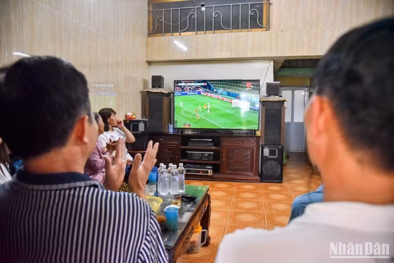 So với trận ra quân gặp đội tuyển nữ Mỹ, huấn luyện viên Mai Đức Chung có 2 sự thay đổi trong đội hình xuất phát ở trận gặp đội tuyển nữ Bồ Đào Nha. Dương Thị Vân và Thanh Nhã là những người đá chính ngay từ đầu ở cuộc so tài hôm nay.