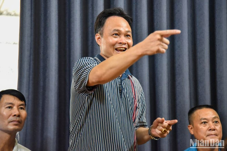 Ông Bội (chú của cầu thủ Hoàng Thị Loan) mừng rỡ khi thủ thành Kim Thanh cản phá liên tiếp hai tình huống tấn công của đội bạn.