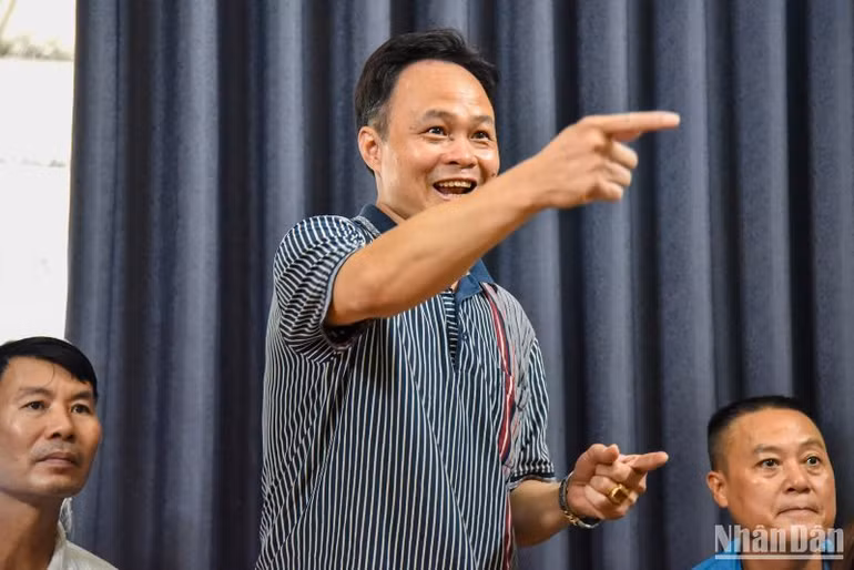 Ông Bội (chú của cầu thủ Hoàng Thị Loan) mừng rỡ khi thủ thành Kim Thanh cản phá liên tiếp hai tình huống tấn công của đội bạn.