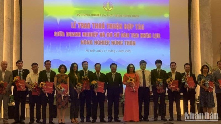 Lễ trao thỏa thuận hợp tác giữa doanh nghiệp và cơ sở đào tạo nhân lực nông nghiệp nông thôn.