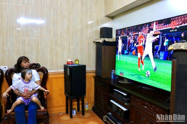 Cầu thủ Hoàng Thị Loan kiên cường phòng ngự được mọi người theo dõi và cổ vũ hết mình.