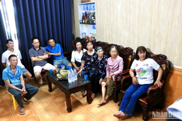 Đông đủ người nhà trong gia đình gồm cô chú của nữ cầu thủ, người thân trong họ và hàng xóm cùng quây quần xem trận đấu.