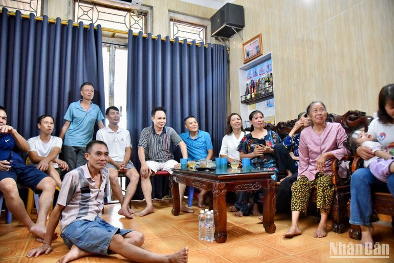 Từ 14 giờ, người dân thôn Kỳ Thủy (xã Bích Hòa, huyện Thanh Oai, Hà Nội) đã ngồi kín nhà nữ tuyển thủ Hoàng Thị Loan để chờ xem trận đấu giữa Việt Nam và Bồ Đào Nha diễn ra lúc 14 giờ 30 tại sân vận động Waikato (New Zealand).