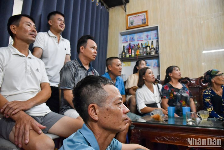 Khoảnh khắc mọi người tập trung, nín thở theo từng nhịp độ trận đấu. Cả căn phòng chỉ còn tiếng của bình luận viên trên tivi.