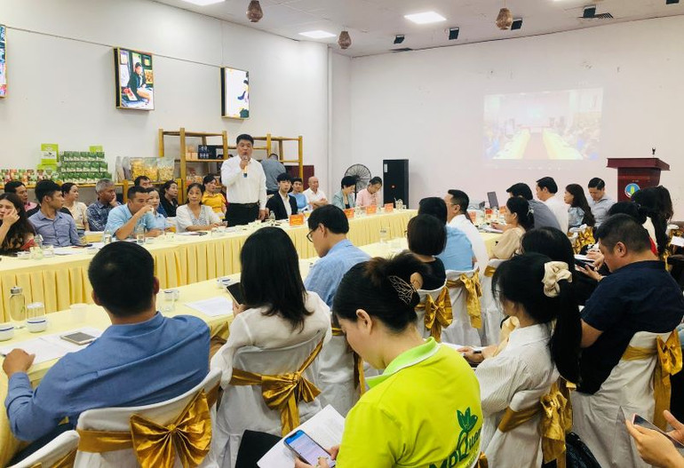 Toàn cảnh buổi làm việc nhằm giới thiệu hệ thống quản trị, phương thức vận hành, hướng dẫn tham gia “Gian hàng nông sản Việt Nam”.