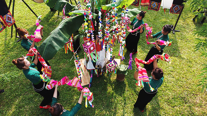 Cây nêu trong “Lễ Then Kin Pang” của đồng bào Thái đen (Lai Châu). Cây nêu trong “Lễ Then Kin Pang” của đồng bào Thái đen (Lai Châu).