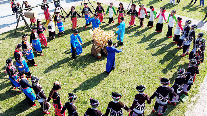 Tay trong tay với điệu xòe kết đoàn.