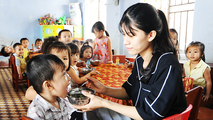 Bữa ăn của học sinh mầm non trên đảo Lý Sơn. Ảnh: HẢI NAM