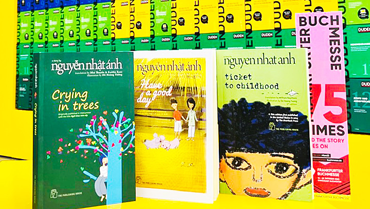 Những tựa sách chuyển ngữ của nhà văn Nguyễn Nhật Ánh tại hội chợ. Những tựa sách chuyển ngữ của nhà văn Nguyễn Nhật Ánh tại hội chợ.