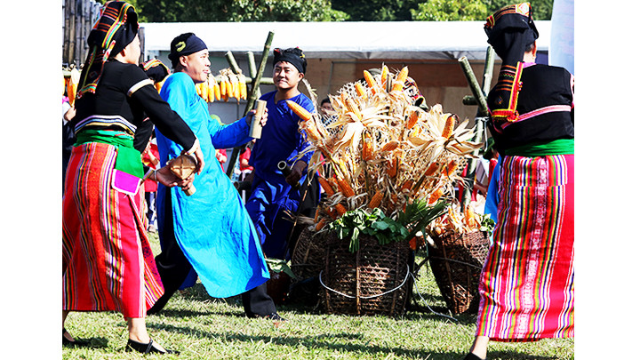 Trình diễn điệu múa đuổi thú khỏi nương ngô.