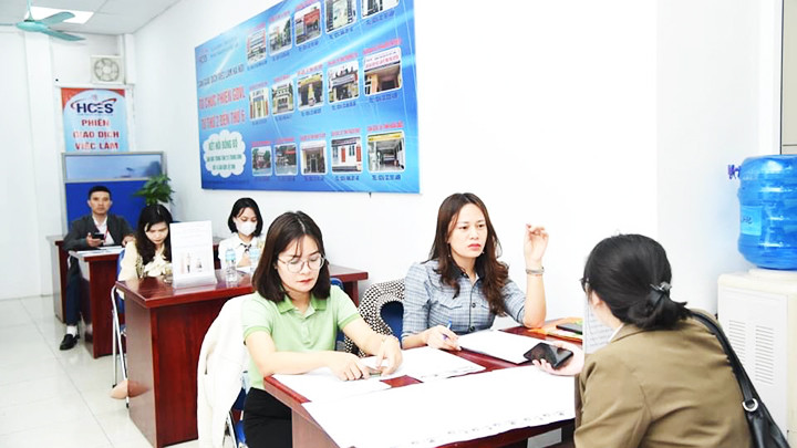 Người lao động được tư vấn hưởng BHXH tại Trung tâm Dịch vụ việc làm. Người lao động được tư vấn hưởng BHXH tại Trung tâm Dịch vụ việc làm.