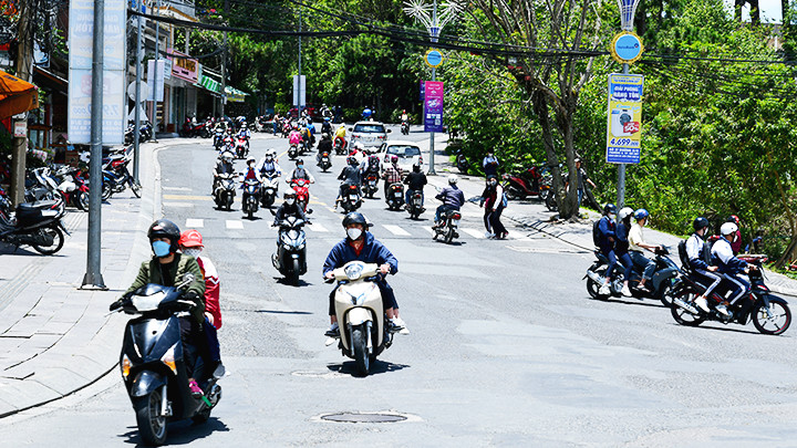 Mật độ dân cư ở Đà Lạt ngày càng đông đúc. Mật độ dân cư ở Đà Lạt ngày càng đông đúc.