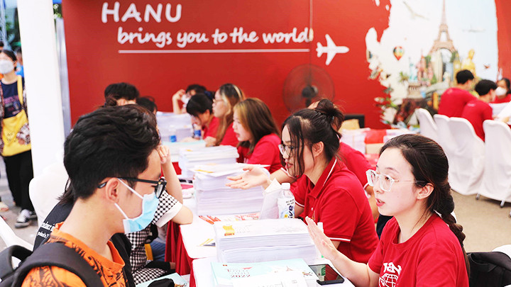 Thí sinh tìm hiểu thông tin tuyển sinh tại gian tư vấn của Trường đại học Hà Nội.