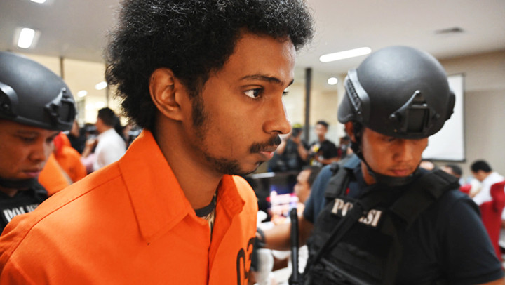 Một đối tượng lừa đảo trực tuyến bị bắt giữ tại Indonesia. Ảnh: BENARNEWS