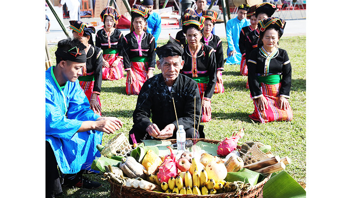 Thầy cúng khấn làm lễ báo cáo tổ tiên.