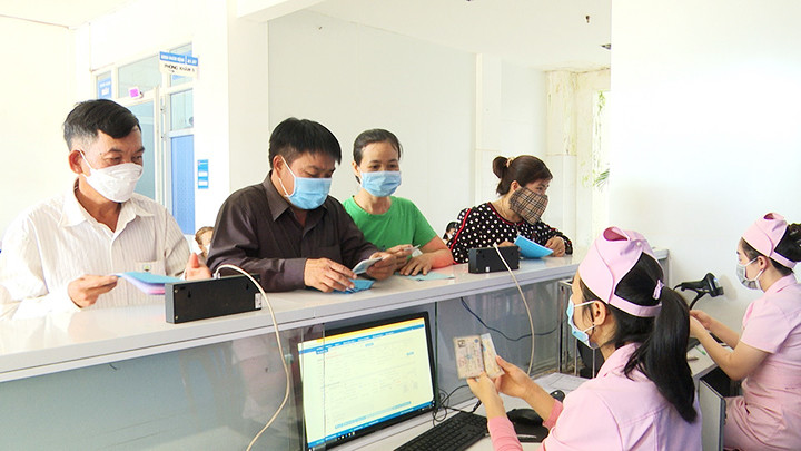 Người dân Gia Lai sử dụng căn cước công dân gắn chip và ứng dụng VssID khi đăng ký khám, chữa bệnh bảo hiểm y tế. Ảnh: TTXVN