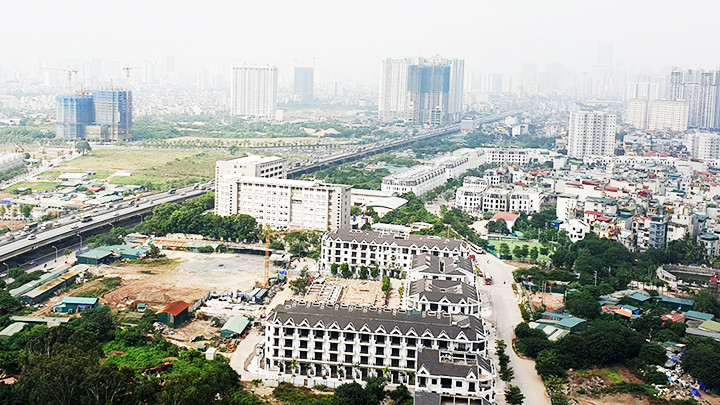 Các dự án bất động sản đang khát vốn để tiếp tục duy trì. Ảnh: SONG ANH