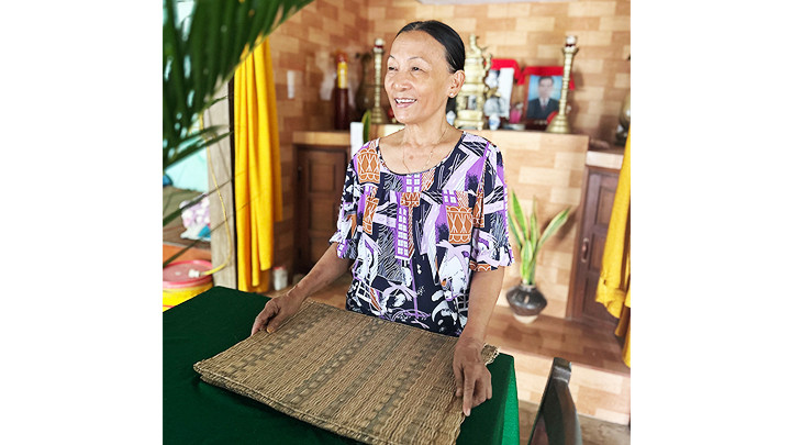 Bà Nguyễn Thị Biên, người làm chiếu hiếm hoi còn lại.