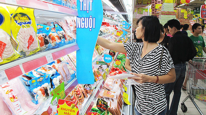 Nhiều siêu thị đang đẩy mạnh chương trình khuyến mãi cho các nhóm hàng. Ảnh: SONG ANH