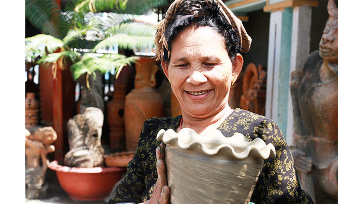 Nghệ nhân Đàng Thị Phan giới thiệu sản phẩm mới. Nghệ nhân Đàng Thị Phan giới thiệu sản phẩm mới.