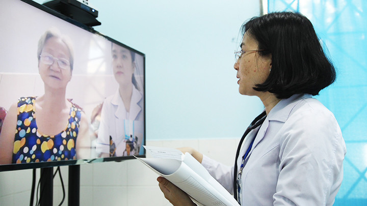 Bác sĩ Nguyễn Thị Thương, Trạm trưởng Trạm Y tế phường 16, quận Gò Vấp khám bệnh từ xa cho bệnh nhân. Ảnh: TTXVN