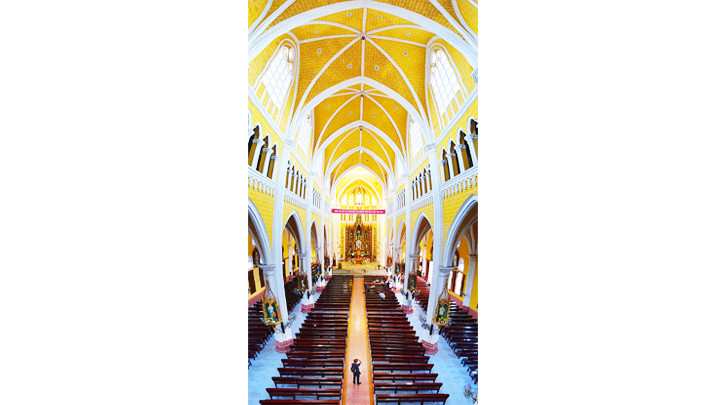 Bên trong Nhà thờ Kiên Lao.