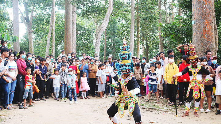 Tiết mục múa chằn tại khuôn viên danh thắng ao Bà Om thu hút đông đảo người xem.