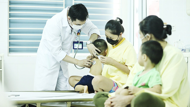Các bác sĩ thăm khám cho bệnh nhi tại Bệnh viện Bệnh Nhiệt đới T.Ư. Ảnh: NHƯ AN Các bác sĩ thăm khám cho bệnh nhi tại Bệnh viện Bệnh Nhiệt đới T.Ư. Ảnh: NHƯ AN