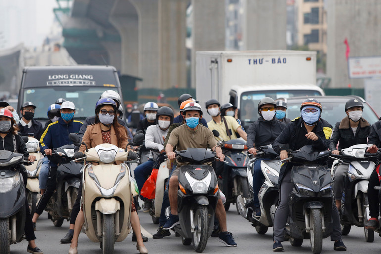 Cần đeo khẩu trang ở những nơi tập trung đông người. Ảnh: K.MINH