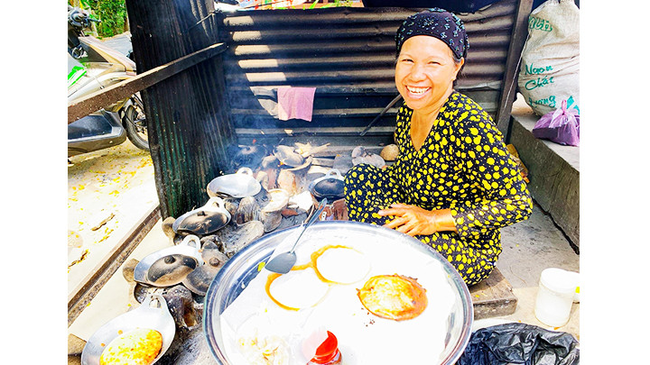 Cô Rofiah, nghệ nhân đổ bánh bò thốt nốt ở làng Chăm Châu Phong.