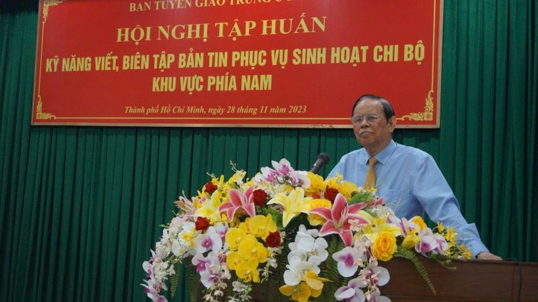 Đồng chí Nguyễn Hồng Vinh giới thiệu chuyên đề "Một số kỹ năng, nghiệp vụ công tác viết, biên tập tin, bài trên bản tin phục vụ sinh hoạt chi bộ".