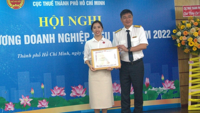 Cục Trưởng Cục Thuế Thành phố Hồ Chí Minh trao Giấy khen cho doanh nghiệp nộp thuế tiêu biểu. Cục Trưởng Cục Thuế Thành phố Hồ Chí Minh trao Giấy khen cho doanh nghiệp nộp thuế tiêu biểu.